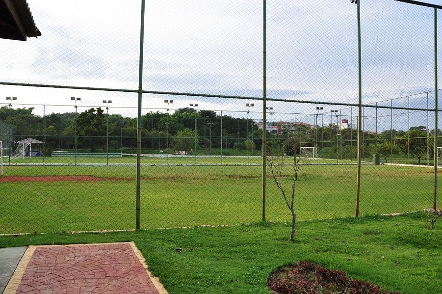 Campo de futebol gramado cercado por alambrado