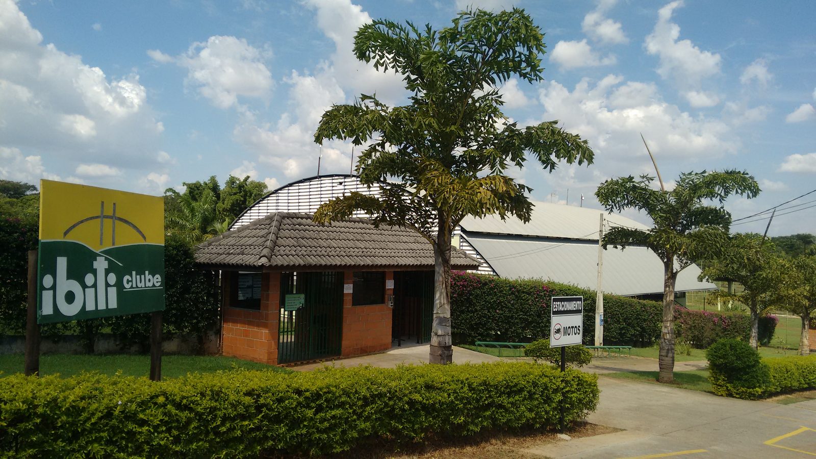 Entrada do Clube Ibiti com placa e guarita