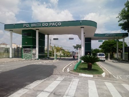 Portaria do Parque Ibiti do Paço, com o arco verde sobre a entrada