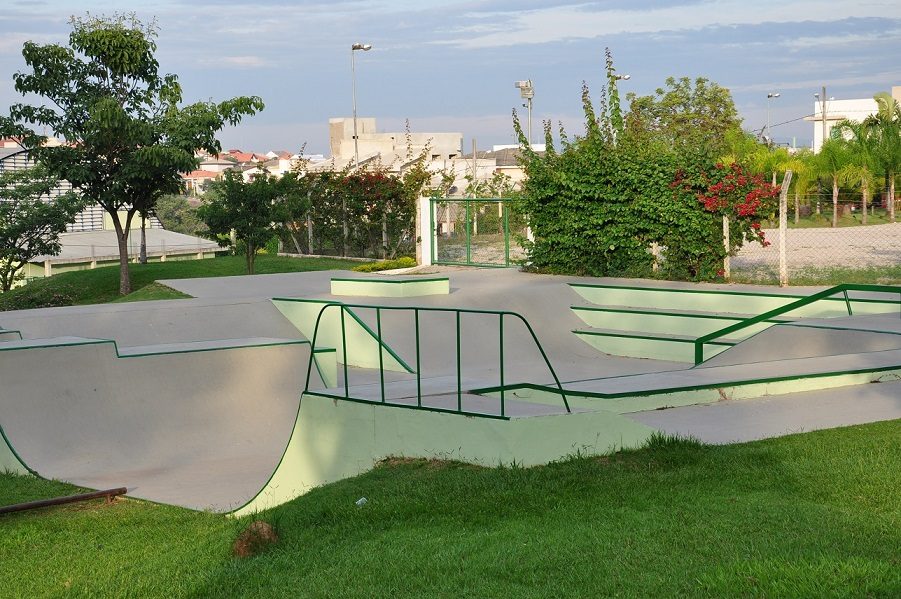 Pista de skate com rampas em meio ao gramado
