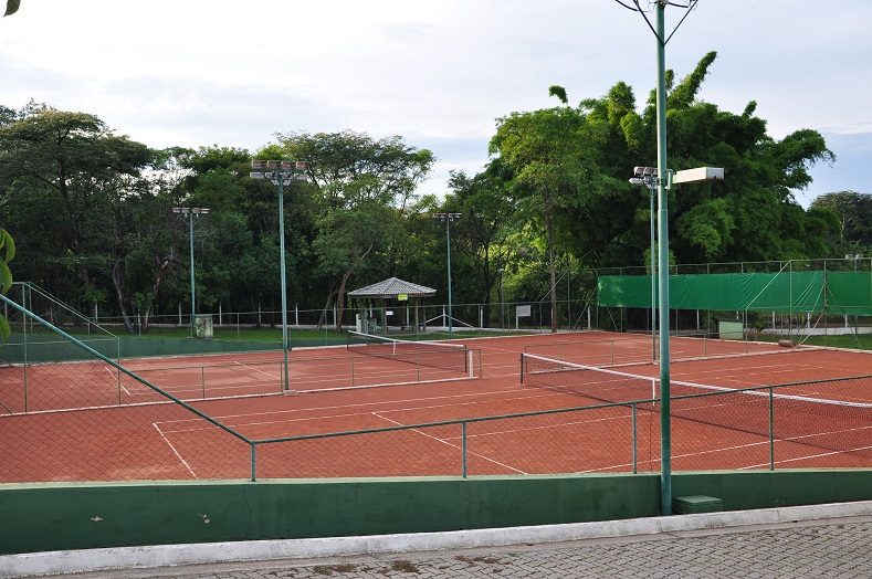Quadras de tênis de saibro do clube